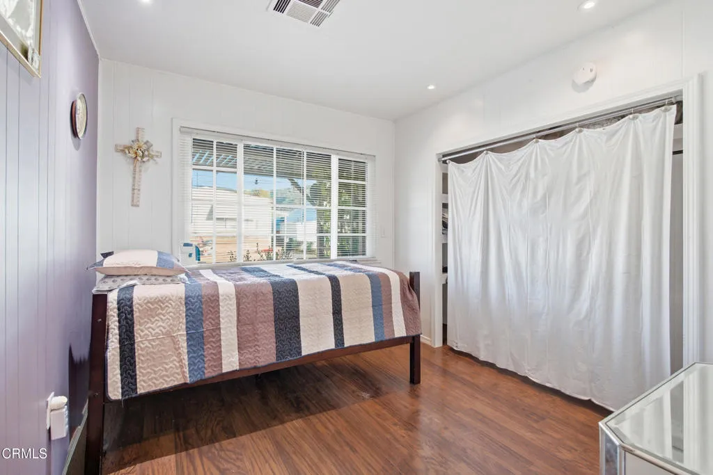 29_bedroom
