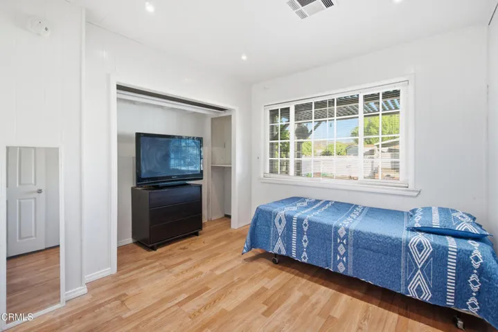 28_bedroom