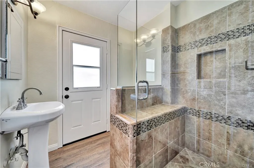 Bathroom 1. Photos do not reflect the current tenant occupied condition. House will be professionally cleaned and restored to this condition upon sale Bathroom 1. Photos do not reflect the current tenant occupied condition. House will be professionally cleaned and restored to this condition upon sale