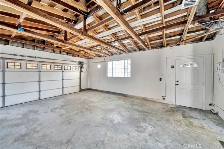 Garage; washer/dryer hookup.