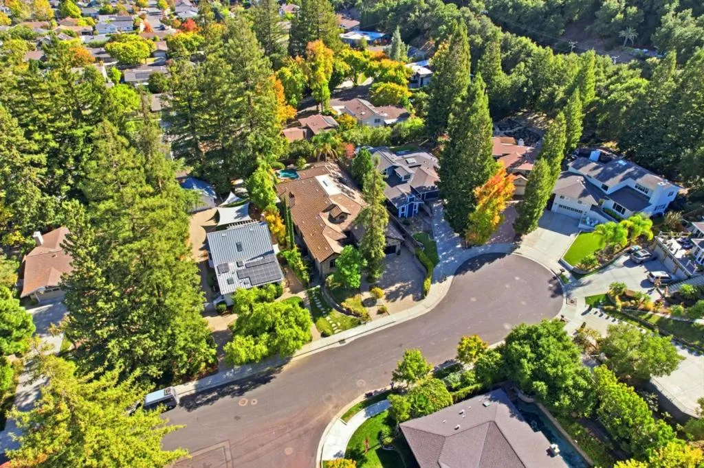 Aerial view of the cul-de-sac and surrounding homes, Los Gatos Aerial view of the cul-de-sac and surrounding homes, Los Gatos