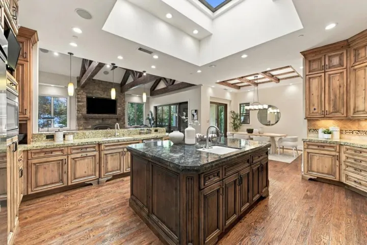Gourmet kitchen island open to the family room, Los Gatos