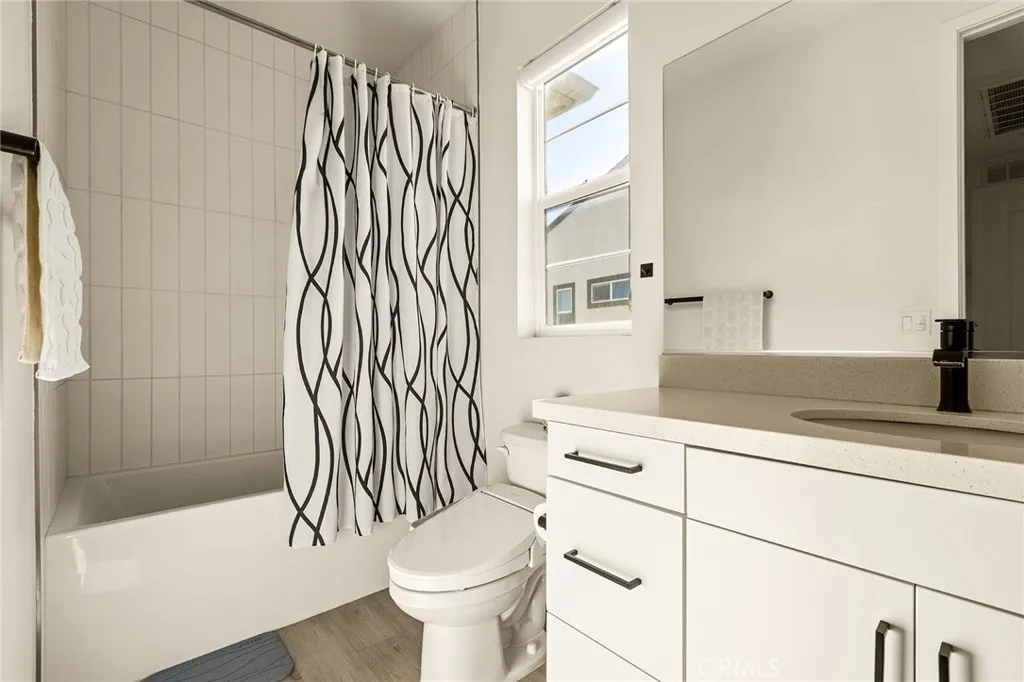Upstairs Full Bathroom