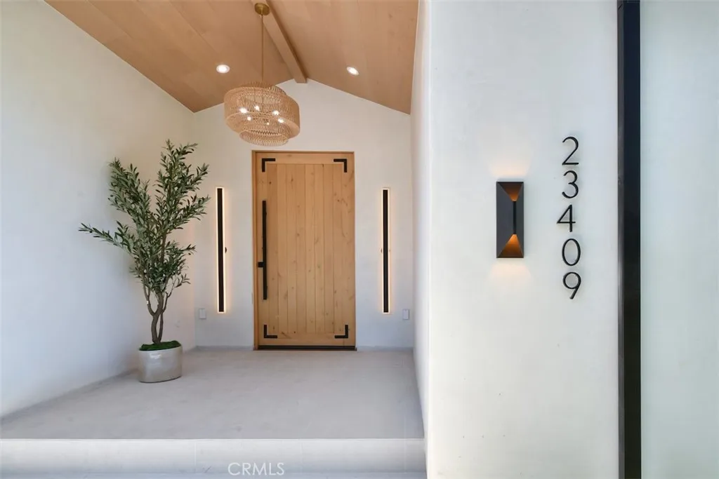Elegant entryway foyer looking inward, highlighting the interior transition space and immediate architectural details. Elegant entryway foyer looking inward, highlighting the interior transition space and immediate architectural details.