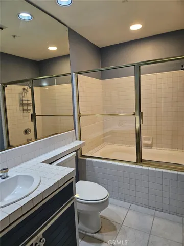 Secondary bathroom.