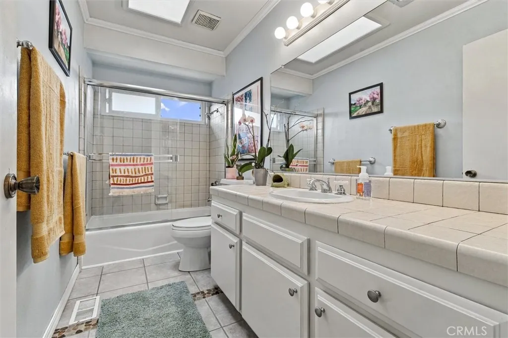 This guest bath is immaculate and located upstairs between two guest bedrooms. This guest bath is immaculate and located upstairs between two guest bedrooms.