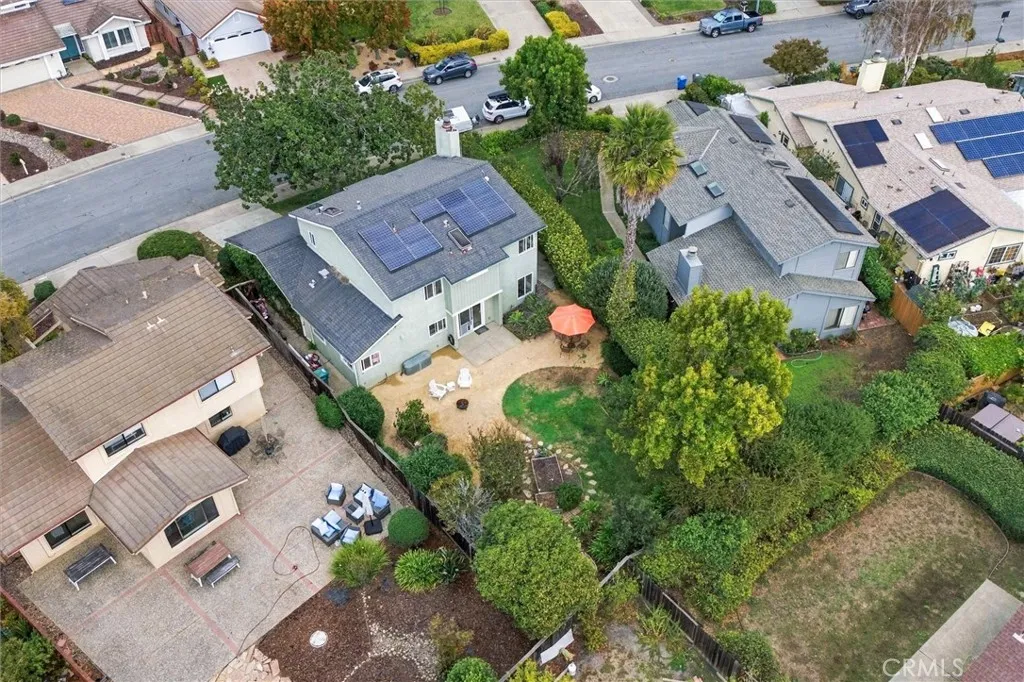 This view shows the yard layout and notice the solar panels on the roof!! This view shows the yard layout and notice the solar panels on the roof!!