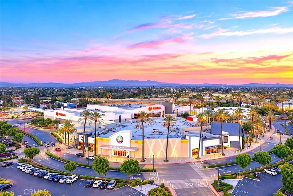 Long Beach Town Center and Cinema, 10 minutes away, is a favorite community shopping and dining gathering spot.