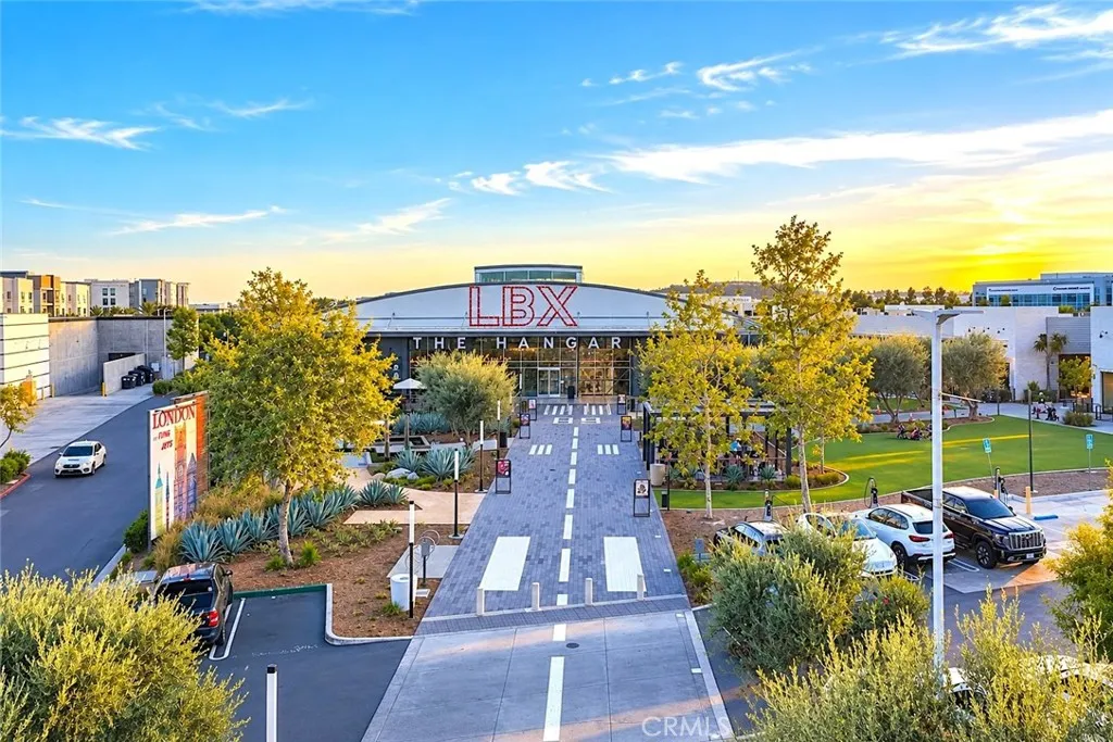 Long Beach Exchange and the Hangar, 5 minutes away, is the most enjoyable trendy outdoor shopping and dining experience.