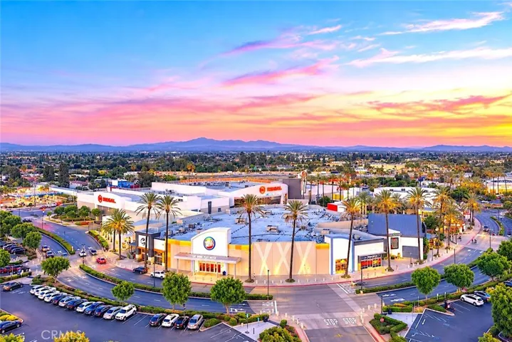 Long Beach Town Center and Cinema, 10 minutes away, is a favorite community shopping and dining gathering spot.