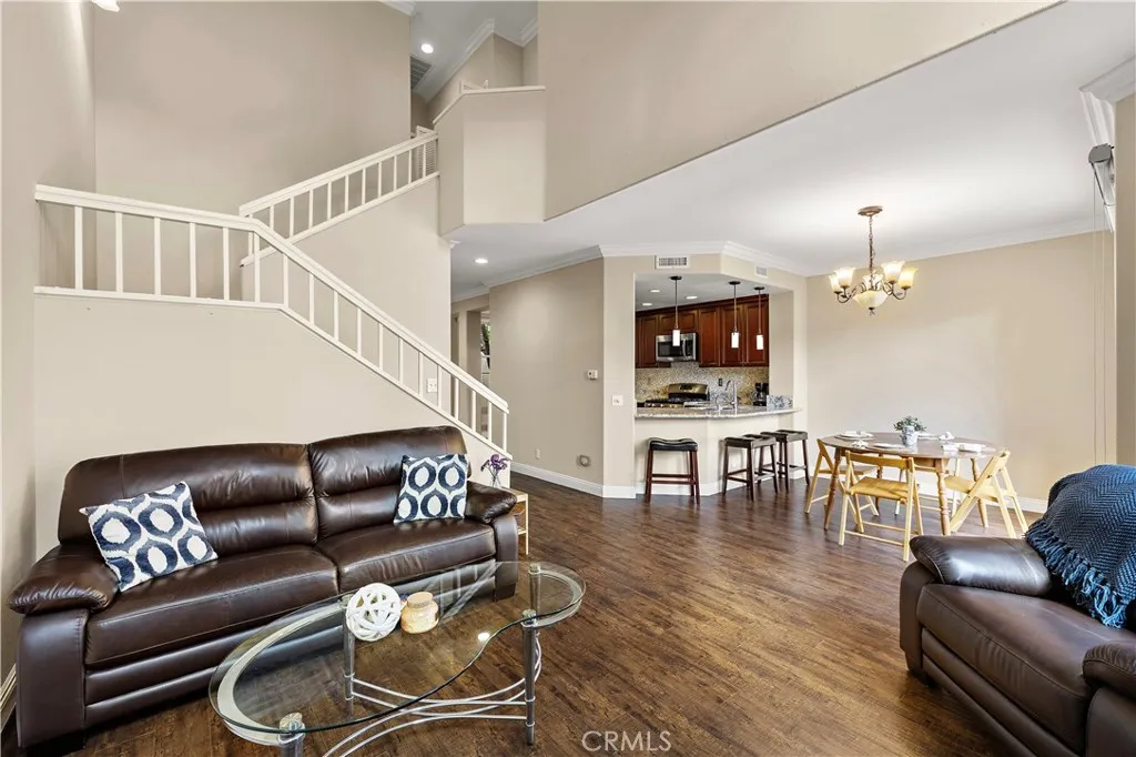 Living room with vaulted ceilings Living room with vaulted ceilings
