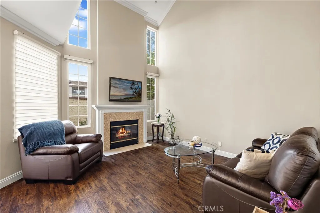 Living room with vaulted ceilings Living room with vaulted ceilings