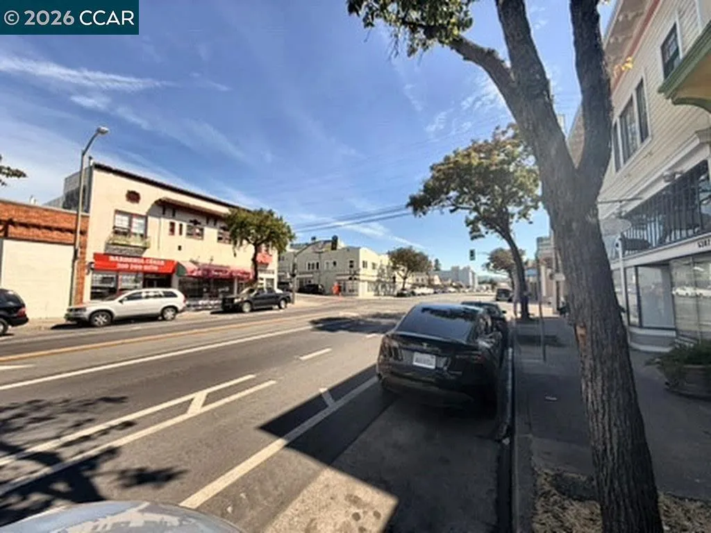 Bancroft Avenue streetscape