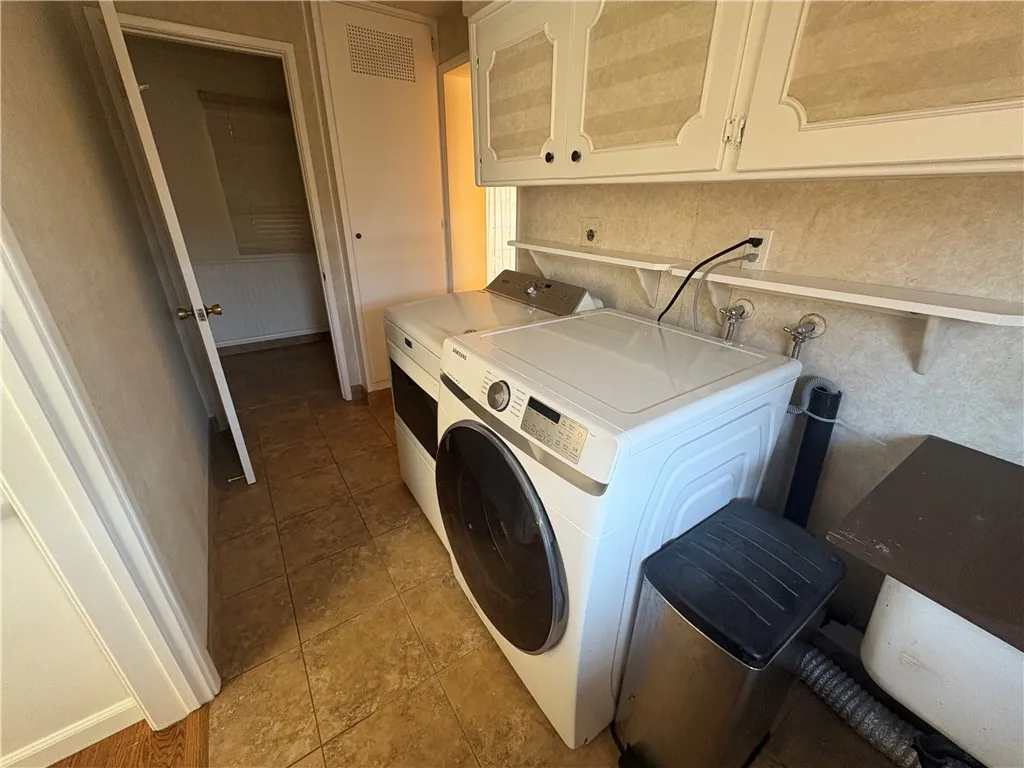 Laundry room, restroom to the left, den to the right Laundry room, restroom to the left, den to the right