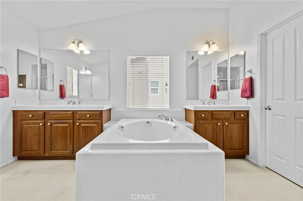 Primary Bath Tub & dual sinks Primary Bath Tub & dual sinks