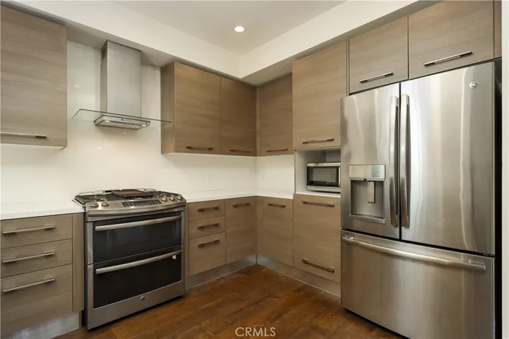 Sleek Cabinetry & Appliances