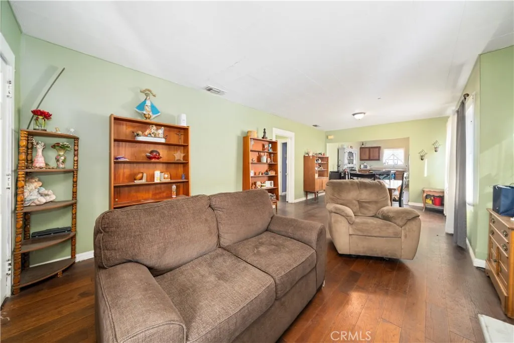 Living room photo #2