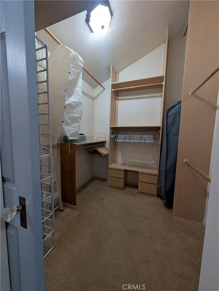 WALK IN CLOSET WALK IN CLOSET