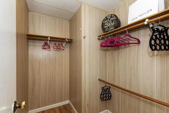 017_Closet