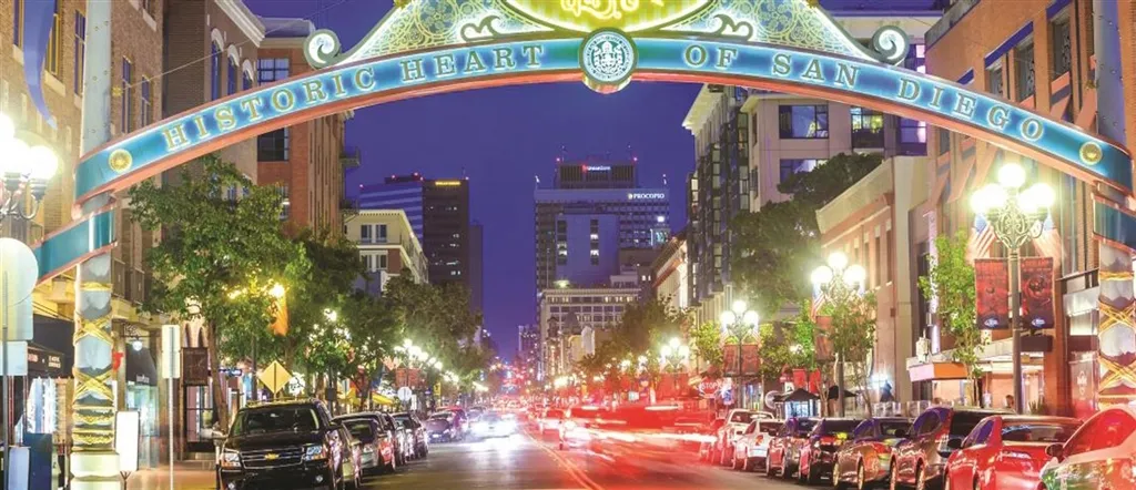 Under 5 miles to Downtown and Gaslamp.
