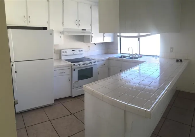 Good sized kitchen with plenty of cabinet space