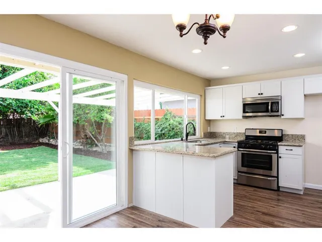 10217 Pinewood View, Santee, California 92071