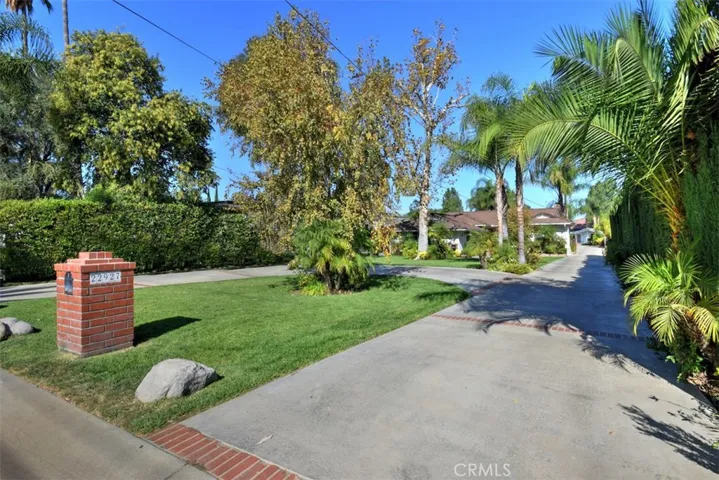 22927 Oxnard Street, Woodland Hills, California 91367