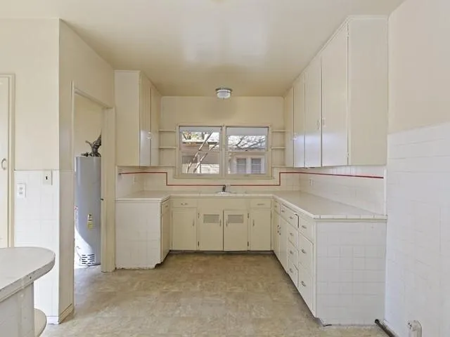 048-426914 011_Kitchen