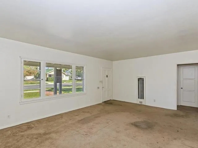 048-426914 006_Living Room