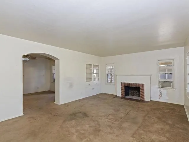 048-426914 004_Living Room