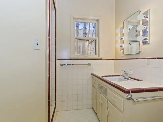 048-426914 023_Bathroom