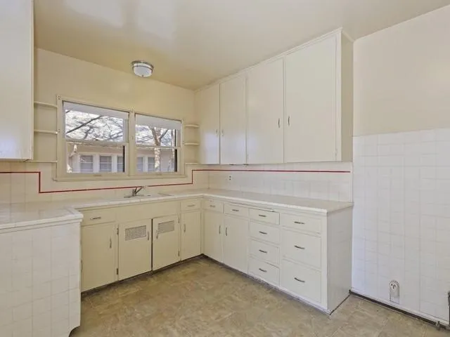 048-426914 012_Kitchen