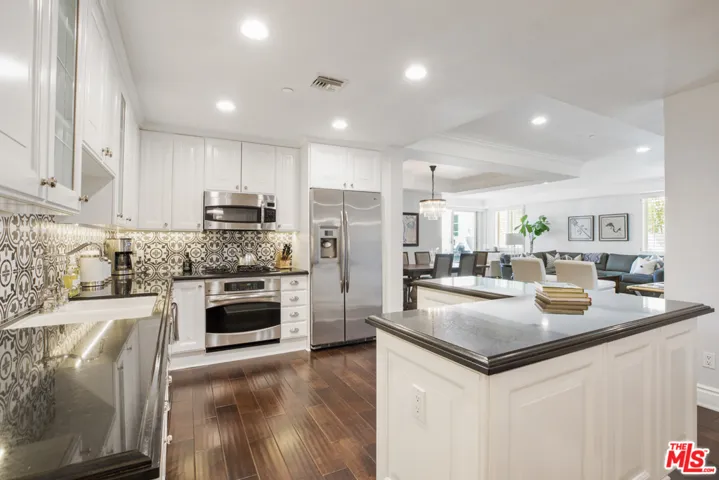 860 Haverford Avenue 203, Pacific Palisades, California 90272