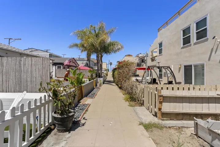 748 Isthmus, San Diego, California 92109