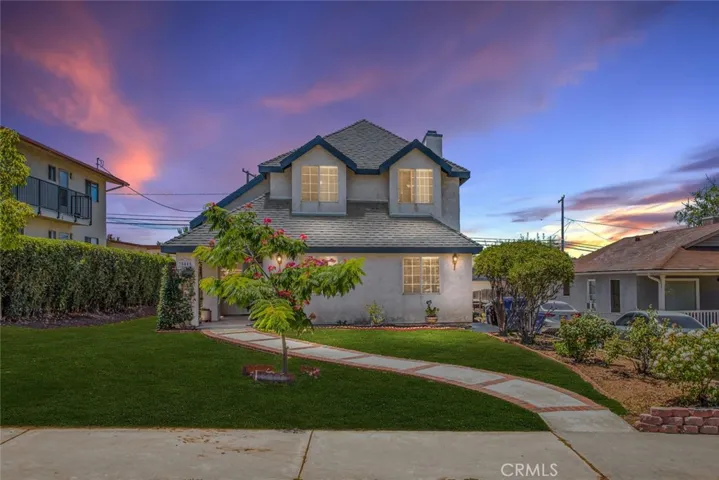 Front lawn is photo shopped.