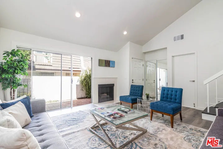 18356 Collins Street B, Tarzana, California 91356