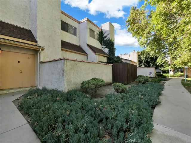 8851 Independence Avenue 32, Canoga Park, California 91304