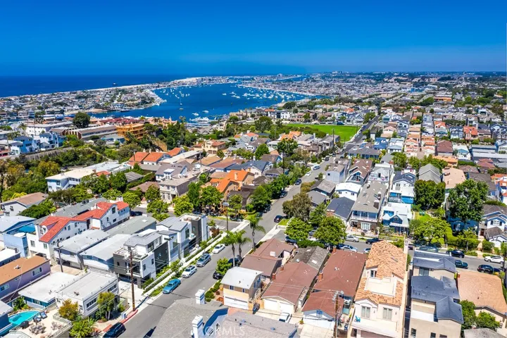 420 Fernleaf Avenue, Corona Del Mar, California 92625