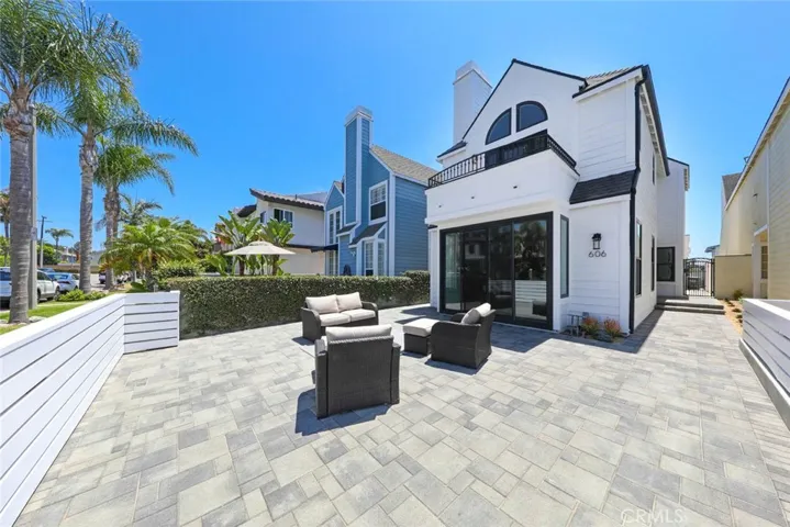 606 21st Street, Huntington Beach, California 92648