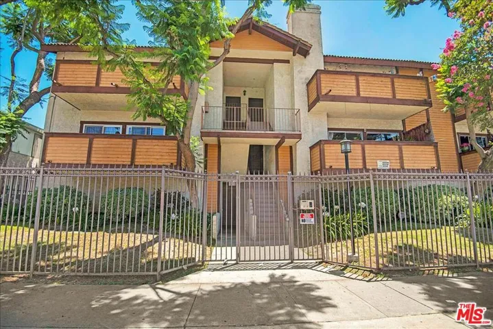14348 Burbank Boulevard 3, Sherman Oaks, California 91401