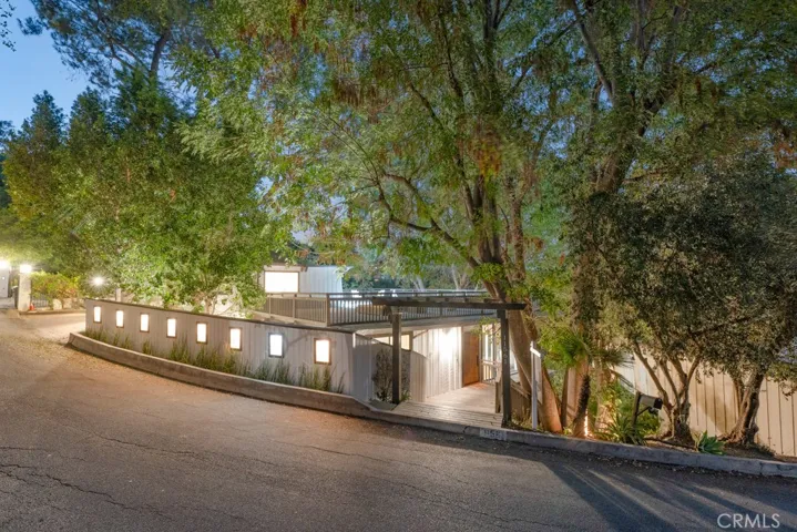 11561 Decente Drive, Studio City, California 91604