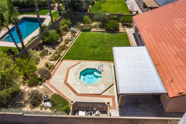 Immediate neighbors are all single level homes as well.