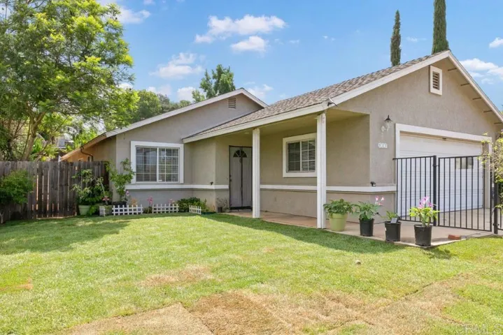 917 N N Vine St, Fallbrook, California 92028