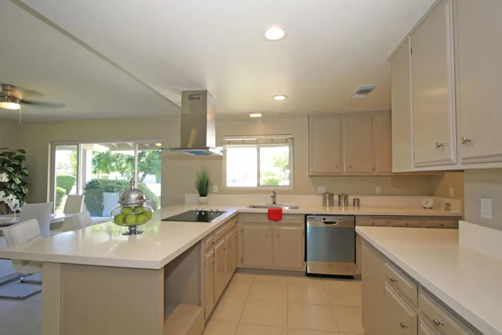 23 OPEN KITCHEN