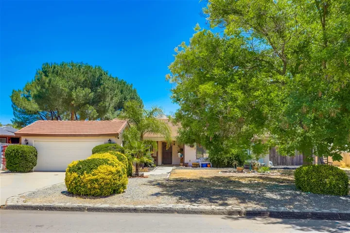 16135 Scarbery Road, Ramona, California 92065