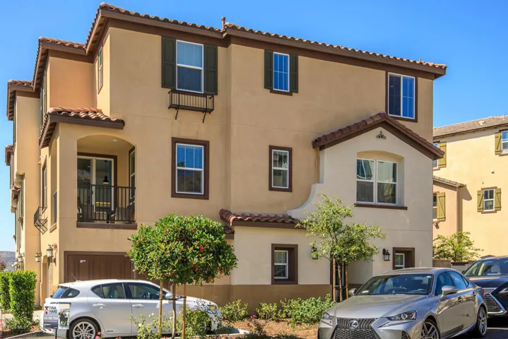 22126 Barrington Way Santa-large-040-038