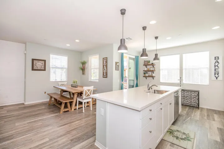 22126 Barrington Way Santa-large-016-020