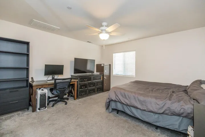 22126 Barrington Way Santa-large-034-032