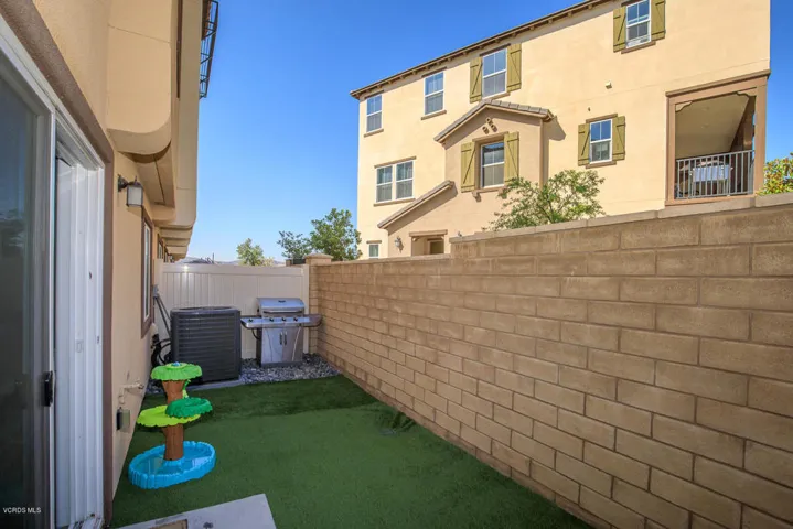 22126 Barrington Way Santa-large-037-037