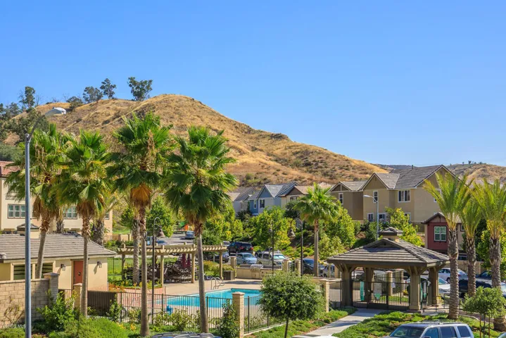 22126 Barrington Way Santa-large-009-017